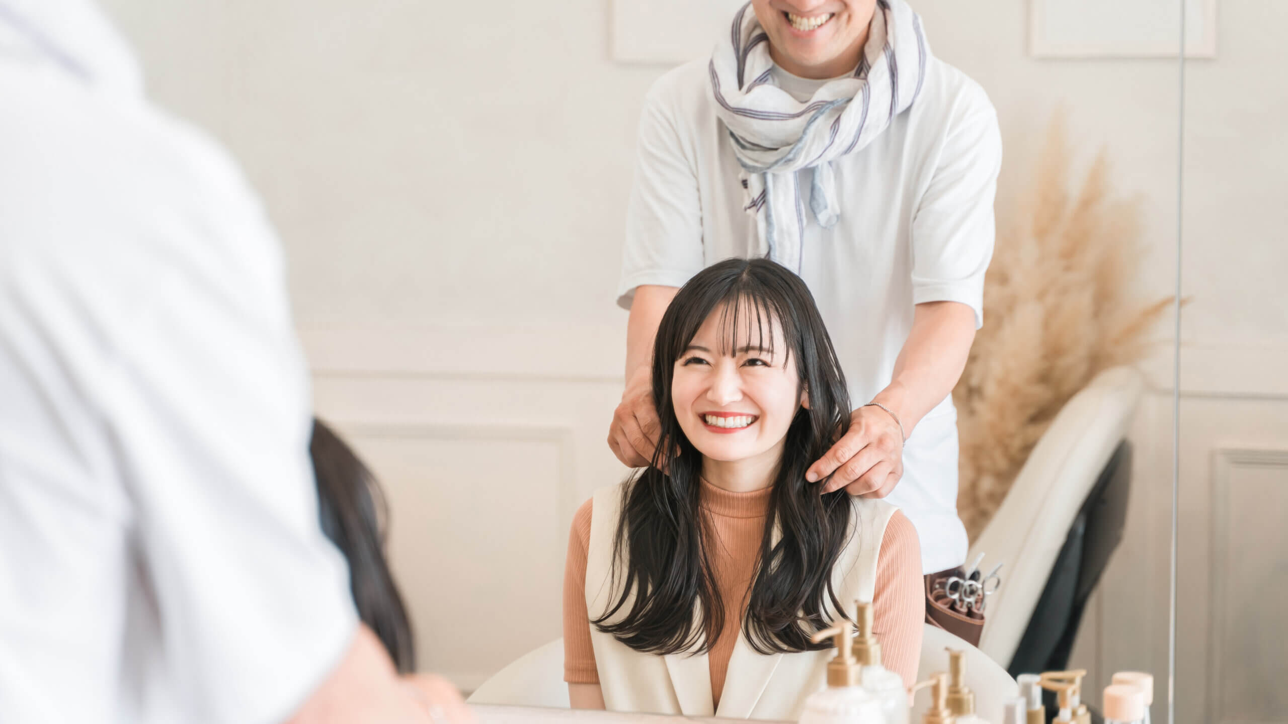 美容室のお客さんと美容師 | 葛飾区の戦略的ウェブ制作工房エル・タジェールで使用